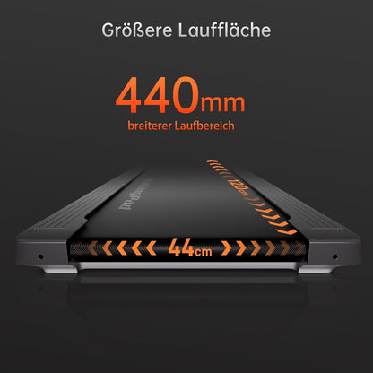 Das Kingsmith WalkingPad R3 Hybrid+ Klappbares Laufband bis 12 km/h zeigt aus niedriger, frontaler Perspektive ein 440 mm breites Deck mit Markierungen. Deutscher Text betont die extra breite Lauffläche und faltbares, leises Design.