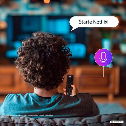 Eine Person mit lockigem Haar sitzt auf einem Sofa, hält eine Fernbedienung in der Hand und sagt per Sprachsteuerung „Starte Netflix!“ zu dem Dyon Smart 50 VX 50-Zoll-4K-UHD-Smart-TV, während im Hintergrund das Wohnzimmer zu sehen ist.
