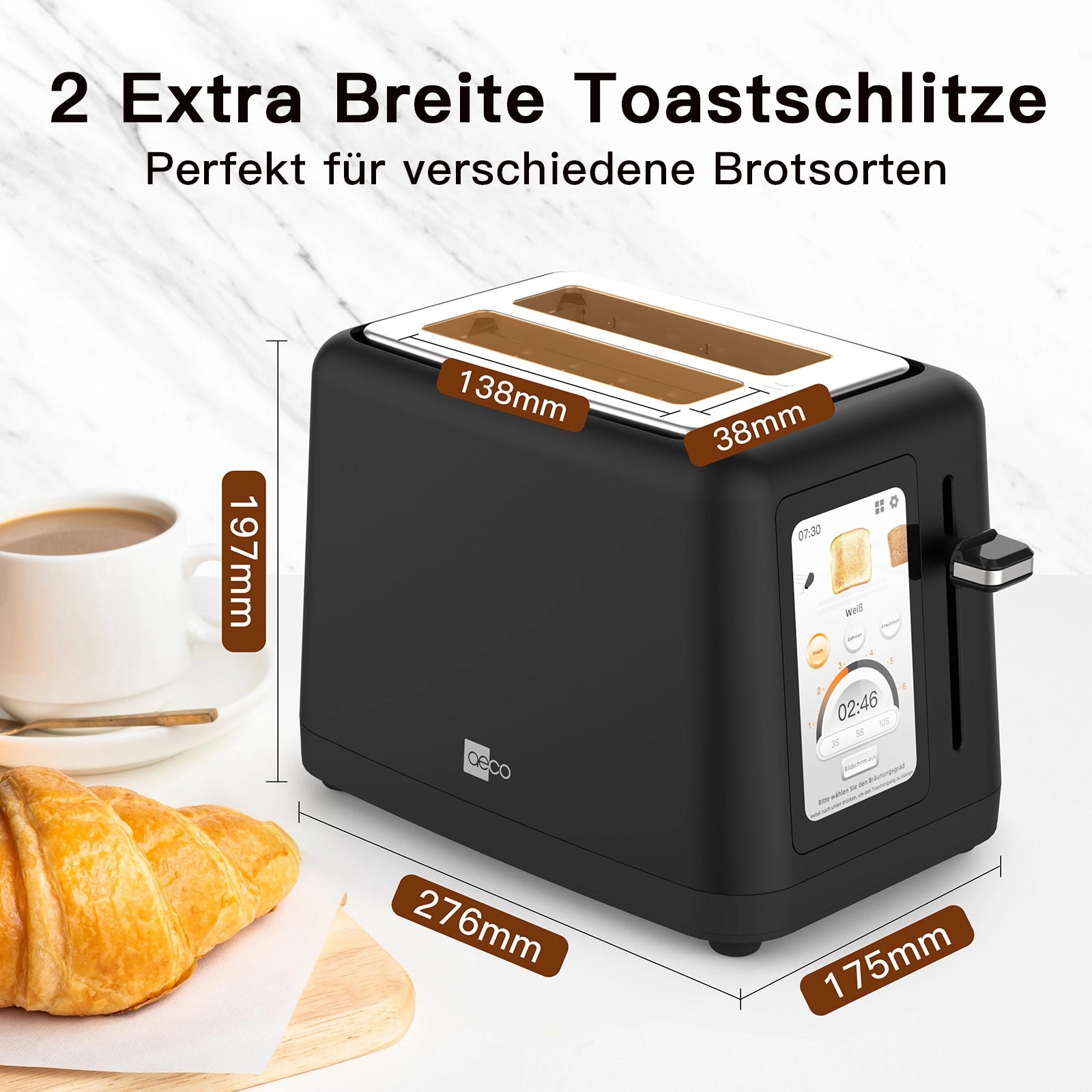 Der aeco toastlab ELITE Touch, ein schwarzer Toaster mit zwei extrabreiten Schlitzen und Millimeterangaben, steht auf Marmor mit einem Croissant und Kaffee. Der deutsche Text hebt Bräunungsstufen und Brotsorten für dieses moderne Gerät hervor.