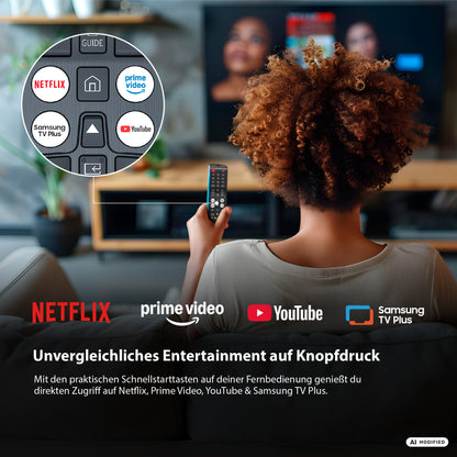 Eine Frau sitzt auf einem Sofa und nutzt eine Fernbedienung, um auf ihrem 32-Zoll-HD-Smart-TV „Dyon Ultimax 32H-TI-W“ mit Samsung Tizen OS durch Streaming-Dienste wie Netflix, Prime Video, YouTube und Samsung TV Plus zu stöbern.