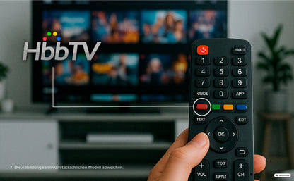 Eine Hand hält eine Fernbedienung, die auf den Bildschirm eines Smart-TVs gerichtet ist, auf dem das HbbTV-Logo und eine unscharfe Streaming-Oberfläche zu sehen sind. Abgebildet ist der Dyon DYON Movie Smart 32 VX-S 32-Zoll-HD-Smart-TV – Soundboost.
