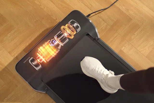 Eine Person, die einen weißen Turnschuh trägt, tritt auf ein digitales Laufband mit einem beleuchteten Display und virtuellen Bildern, die den motorischen Bereich überlagern.