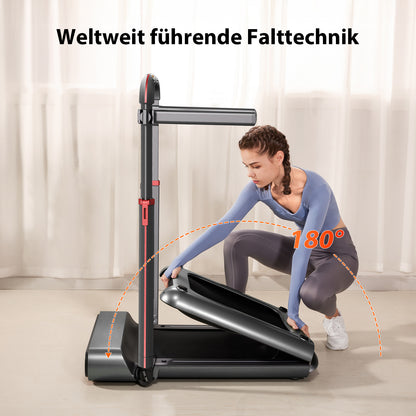 Eine Frau faltet das Kingsmith WalkingPad R1/R1H 2 in 1 Klappbares Laufband bis 10 km/h aufrecht im hellen Raum. Auf Deutsch steht: "Weltweit führende Falttechnik.