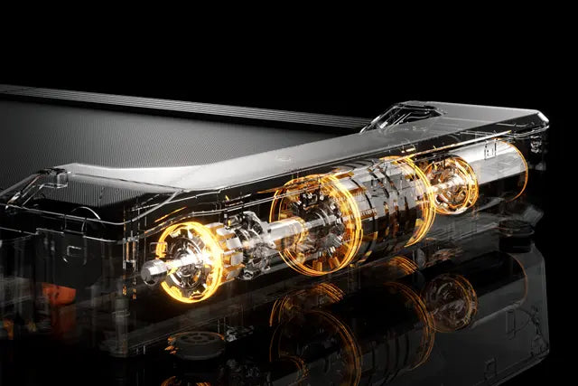 Eine Nahaufnahme eines transparenten mechanischen Geräts mit leuchtenden orangefarbenen Ringen, das seine inneren Komponenten vor einem schwarzen Hintergrund zeigt.