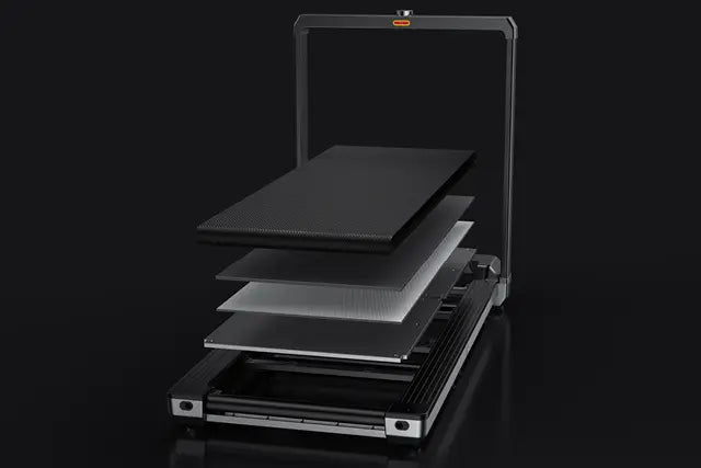Ein 3D-Drucker mit vier rechteckigen Schichten oder Platten, die über seinem Druckbett aufgehängt sind, dargestellt vor einem schwarzen Hintergrund.