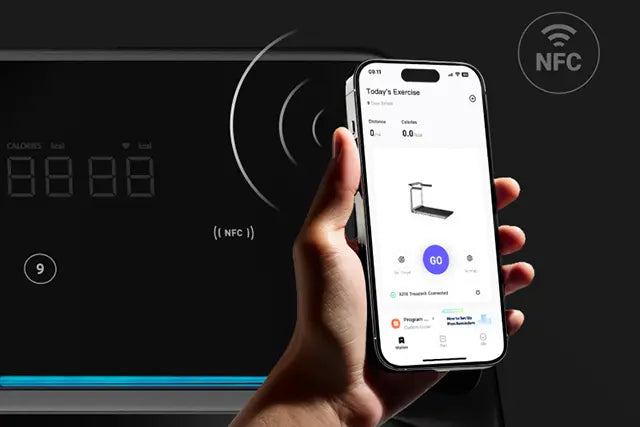Eine Hand hält ein Smartphone mit einer Trainingsapp in der Nähe einer Laufbandkonsole, die eine laufende NFC-Verbindung anzeigt.