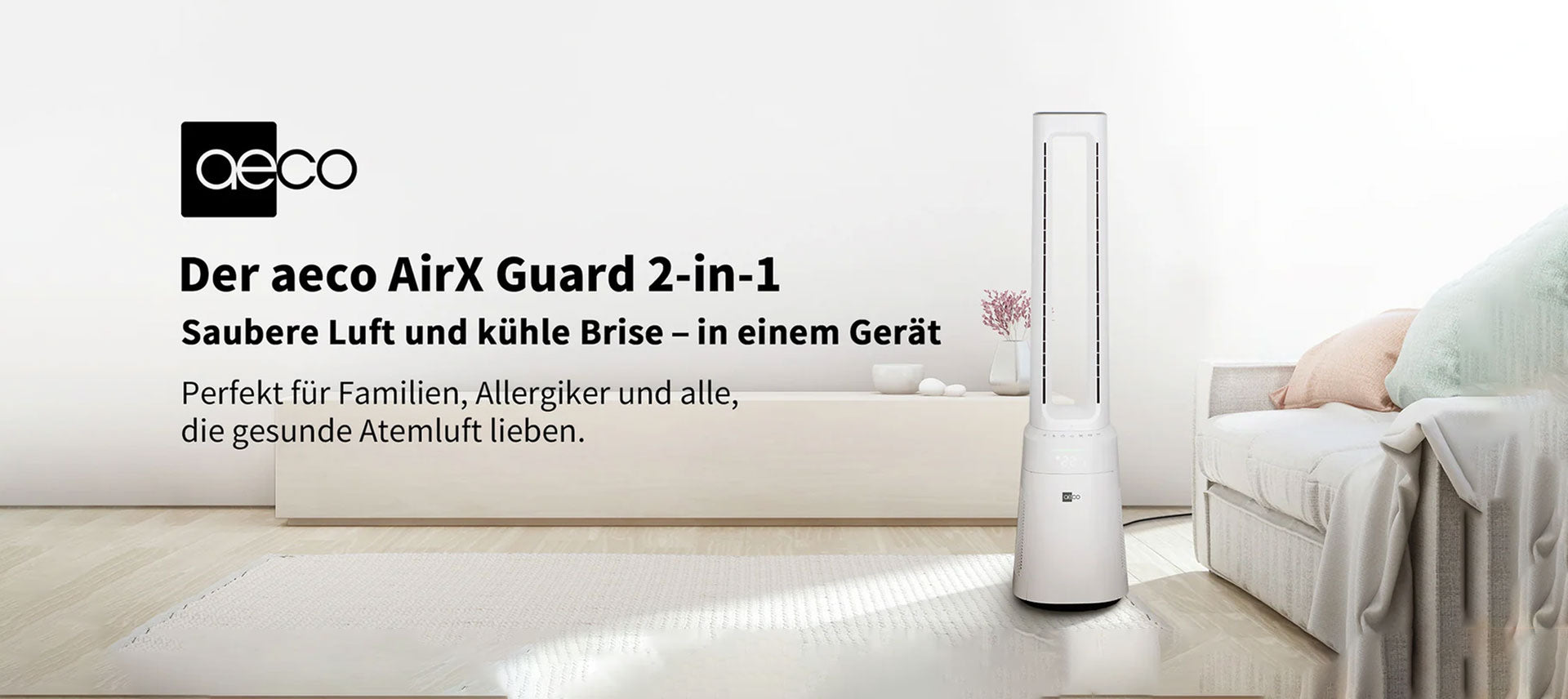 Ein weißer Turmventilator und Luftreiniger steht in einem modernen, minimalistischen Wohnzimmer mit einem beigen Sofa, einem Couchtisch und Dekorationsartikeln. Der deutsche Produkttext wird auf der linken Seite angezeigt.