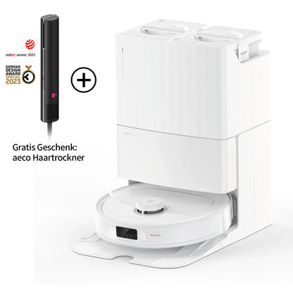 Abgebildet ist der Roborock Qrevo MaxV White Staubsaugerroboter mit Dockingstation und einem kostenlosen schwarzen Aeco-Haartrockner. Über dem Haartrockner sind Preislogos abgebildet.