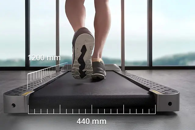 Eine Person läuft auf einem Laufband mit angezeigten Maßen: 1200 mm für die Länge und 440 mm für die Breite der Lauffläche.