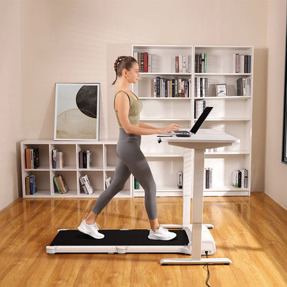 Eine Frau benutzt das Kingsmith WalkingPad C1 Klappbares Laufband, während sie an ihrem Laptop an einem Stehpult in ihrem Heimbüro mit Bücherregalen arbeitet - ideal für Homeoffice Fitness.