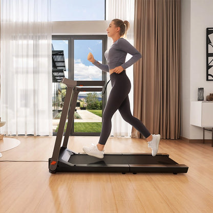 Eine Frau joggt auf dem Kingsmith WalkingPad G1 Klappbares Laufband mit Handläufen in einem hellen, modernen Wohnzimmer mit großen Fenstern und Holzboden und nutzt die integrierte App, um ihr Training zu verfolgen.