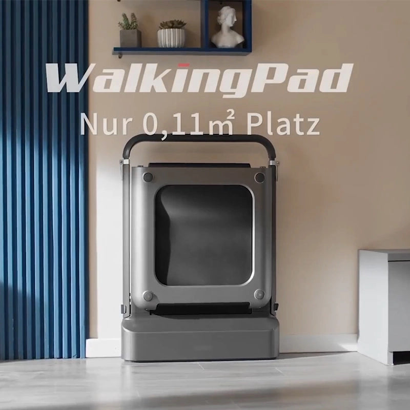 Das Kingsmith WalkingPad R1H/R1 Pro 2IN1 Klappbares Laufband steht zusammengeklappt aufrecht an der Wand und benötigt als platzsparendes Fitnessgerät nur 0,11 m² Fläche.