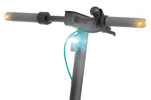 Elektroroller-Lenker mit beleuchteten Front- und Seitenlichtern, Bremshebel und einem sichtbaren blauen Kabel, das unterhalb des Lenkers angebracht ist.