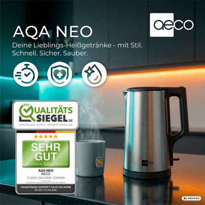 Ein elektrischer Wasserkocher „AQA NEO“ von aeco steht auf einer Küchenarbeitsplatte neben einer dampfenden Tasse, einem Zertifizierungssiegel und Produktsymbolen; ein deutschsprachiger Text hebt die Sicherheit und Qualität des aeco AQA NEO Wasserkochers hervor.