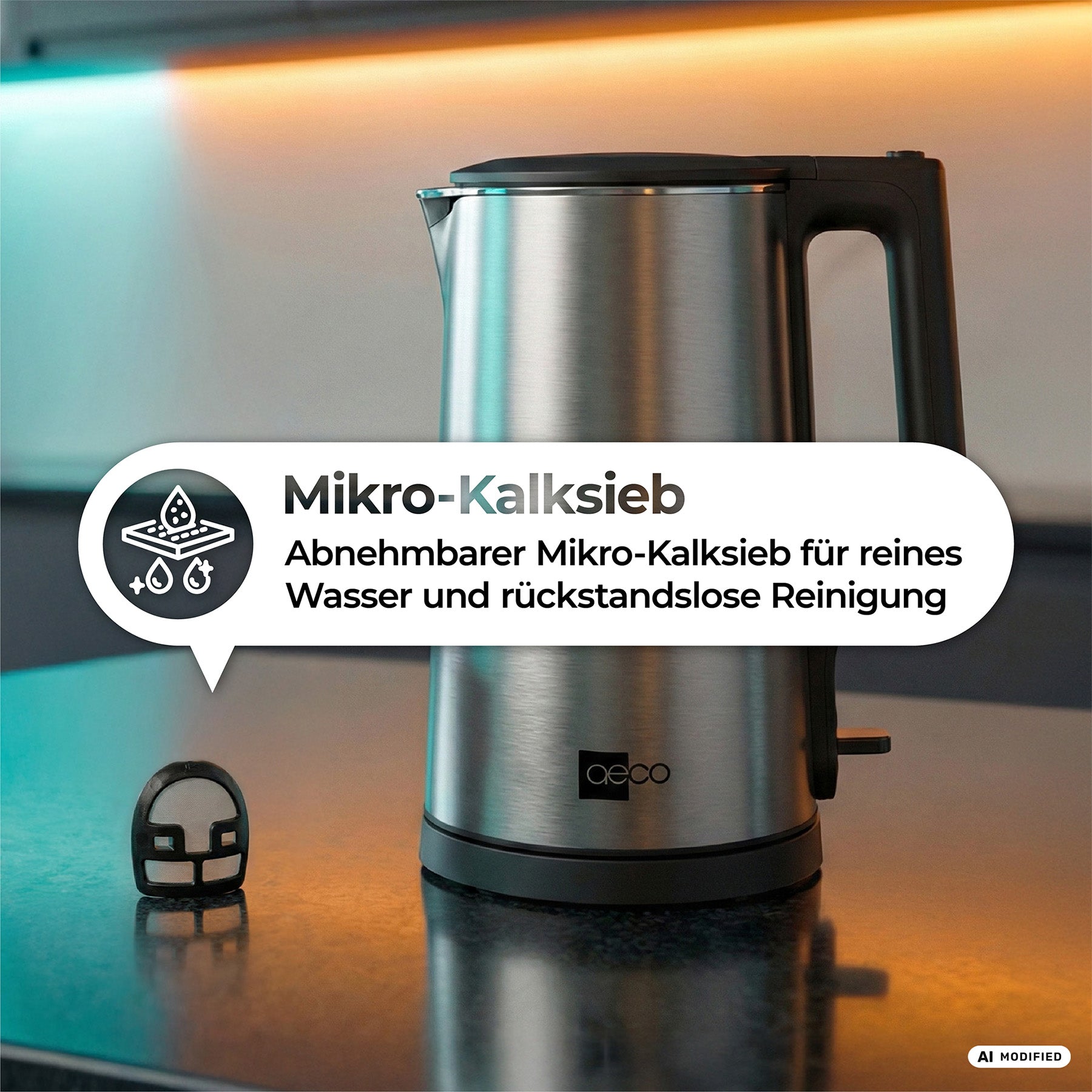 Ein aeco AQA NEO Wasserkocher steht auf einer Arbeitsplatte, daneben liegt das herausnehmbare Mikro-Kalkfilter-Set, während ein deutscher Text die Vorteile bei der Reinigung hervorhebt.