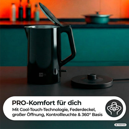 Der AQA PRO Wasserkocher von Aeco – ein eleganter, moderner schwarzer Wasserkocher mit geöffnetem Deckel – steht auf einer Küchenarbeitsplatte neben seiner Halterung. Darunter hebt ein weißes Infofeld in deutscher Sprache seine Funktionen hervor.