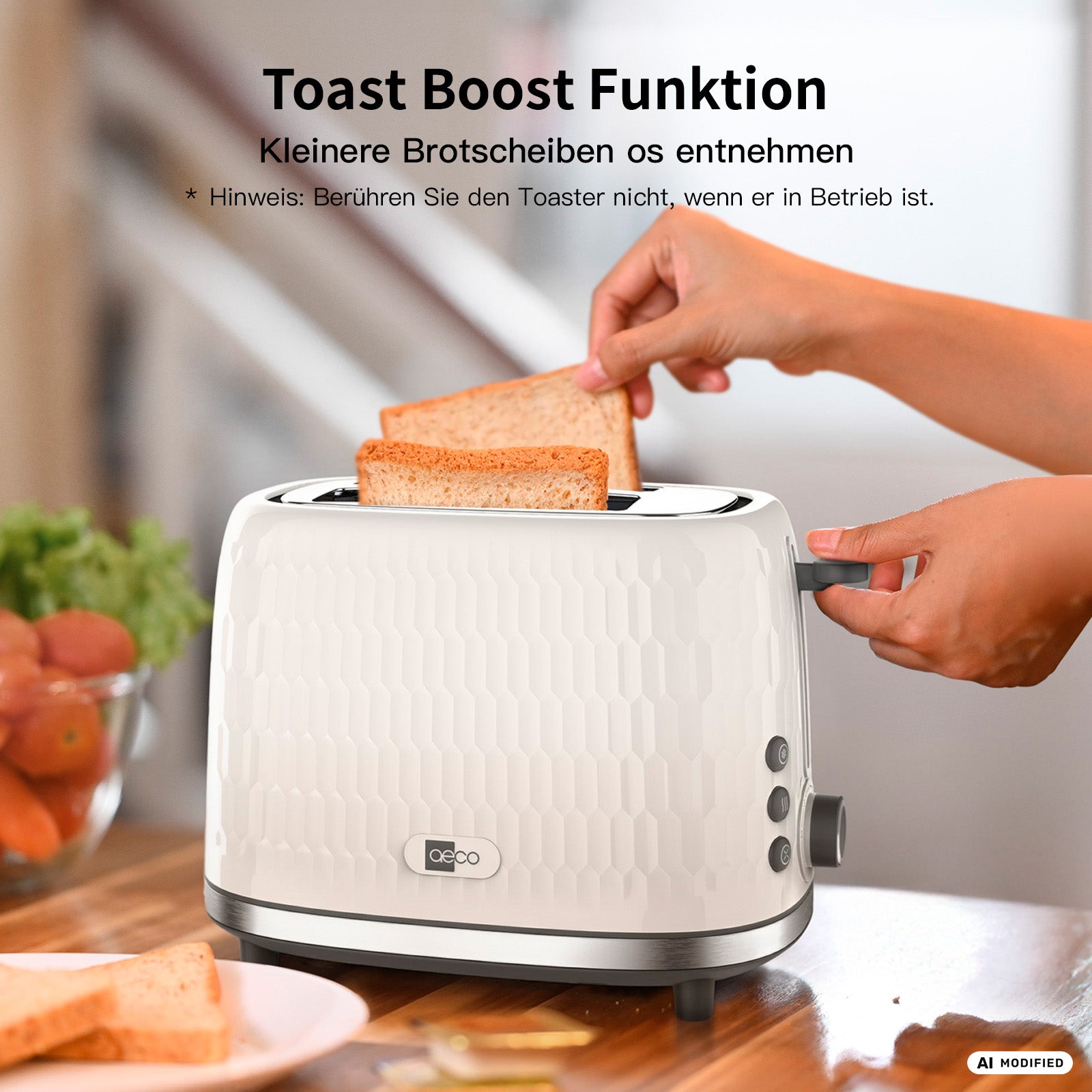 Eine Person nimmt eine Scheibe Toast aus dem weißen aeco Toastlab ONE-Toaster mit extra großen Toastschlitzen auf einer Küchenarbeitsplatte heraus. Der Text auf Deutsch beschreibt die „Toast Boost“-Funktion von aeco, die das Herausnehmen des Toasts erleichtert.
