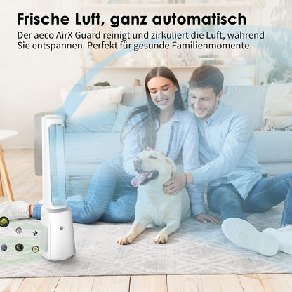 Ein Ehepaar entspannt sich mit seinem Hund im Wohnzimmer neben dem weißen aeco AirX Guard 2in1 - Ventilator & Luftreiniger mit HEPA-Filter, wie der deutsche Text betont saubere, automatische Luftzirkulation.