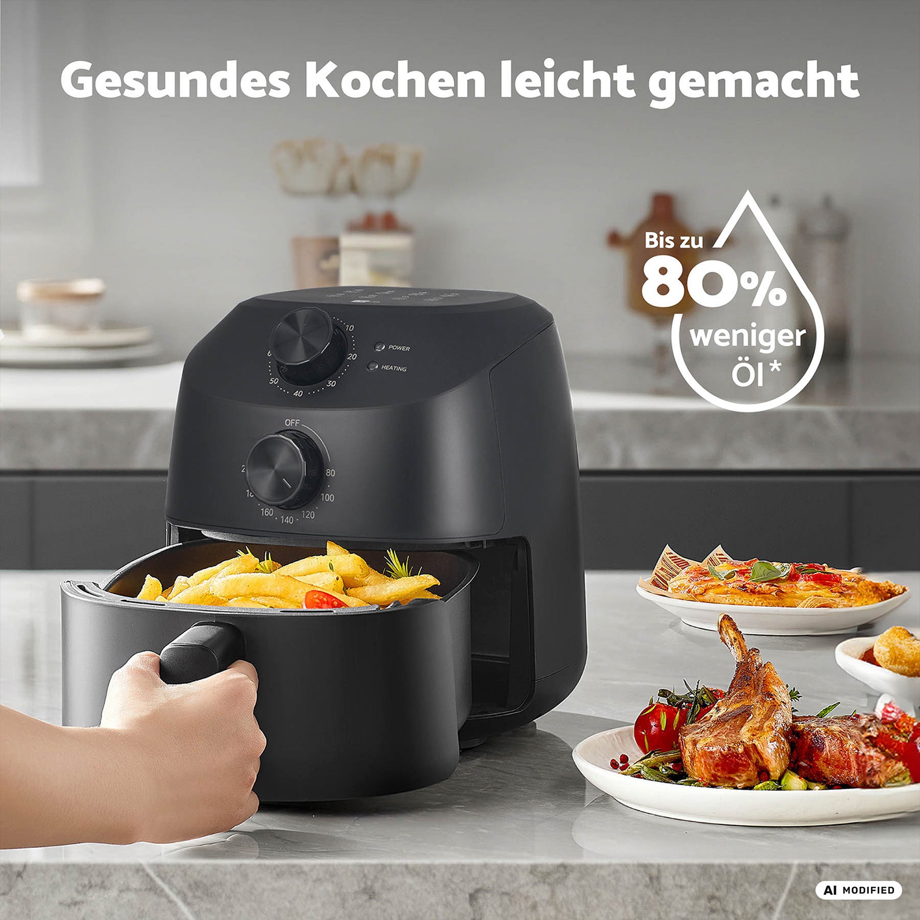Eine Hand nimmt einen Korb mit fertig gebratenen Pommes frites aus der „aeco Cube 2.0 Airfryer 2 Liter“ auf einer Küchenarbeitsplatte, neben der Teller mit Speisen stehen, und verdeutlicht damit gesundes Kochen in einem modernen Ambiente.