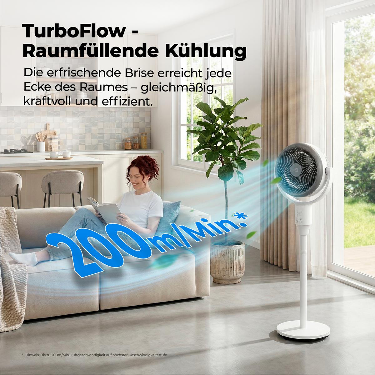 Eine Frau liest auf einem Sofa in einem hellen Wohnzimmer, während der aeco AirX DUO 2in1 Stand&Tischventilator von aeco einen Luftstrom von 200 m³/min liefert.