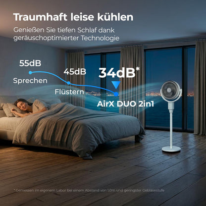 Eine Frau schläft in einem dunklen Raum mit einem aeco AirX DUO 2in1 Stand&Tischventilator in der Nähe; ein Diagramm zeigt dessen Geräuschpegel von 34 dB im Vergleich zu Sprechen und Flüstern.