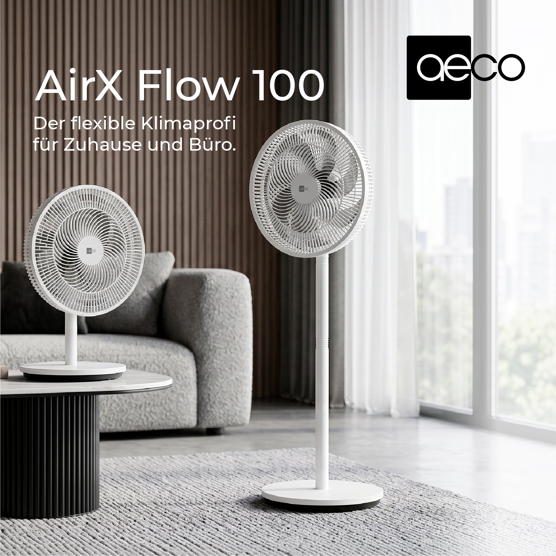 Zwei weiße aeco AirX Flow 100 - 2in1 Leiser Standventilatoren sorgen für optimale Luftzirkulation im modernen Wohnzimmer mit grauem Sofa, rundem Couchtisch und großen Fenstern - leistungsstark und langlebig.