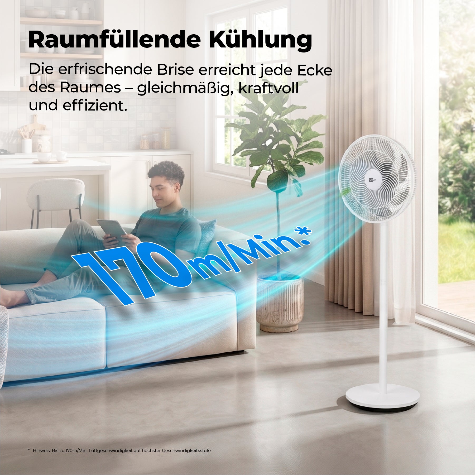 Ein Mann sitzt auf dem Sofa mit seinem Handy, während der aeco AirX Flow 100 - 2in1 Leiser Standventilator in Weiß langlebig ist und mit 170 m³/min angenehme, effiziente Luftzirkulation erzeugt.