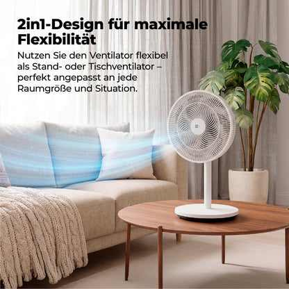 Der weiße aeco AirX Flow 100 - 2in1 Leiser Standventilator sorgt für Luftzirkulation in einem modernen Wohnzimmer mit einem Couchtisch aus Holz, einem beigen Sofa und Zimmerpflanzen. Der deutsche Text unterstreicht sein flexibles 2-in-1-Design.
