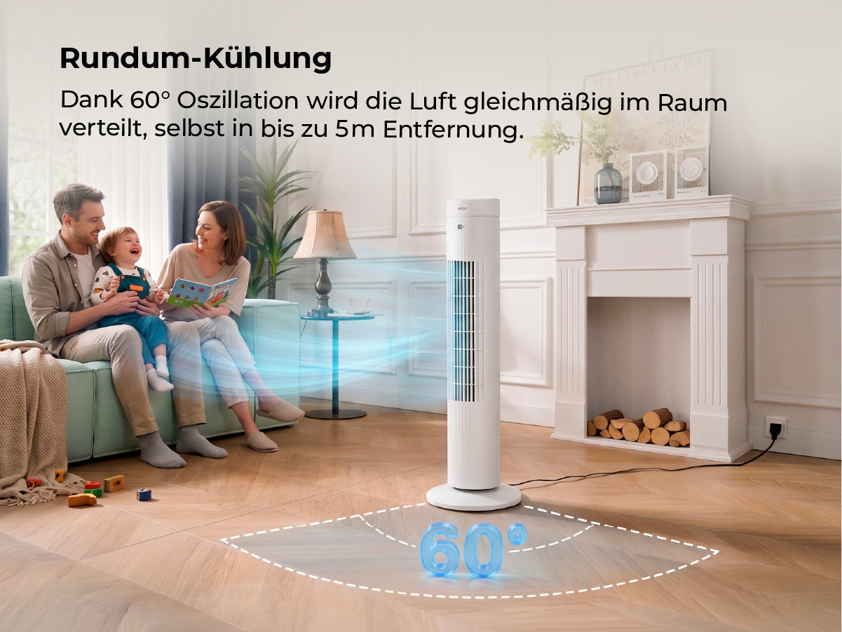 Eine Familie entspannt sich auf einem Sofa, während der aeco AirX SPIN Turmventilator mit Fernbedienung & Timer oszilliert und 60° Luftverteilung bis zu 5 m zeigt. Der deutsche Text hebt die Ventilator-Steuerung per Fernbedienung und die Kühlfunktion hervor.
