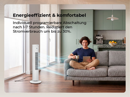 Ein Mann entspannt sich auf einem Sofa mit einem Tablet neben dem aeco AirX SPIN Turmventilator mit Fernbedienung & Timer in einem modernen Wohnzimmer. Der Text hebt die Energieeffizienz und die programmierbaren Timerfunktionen hervor.