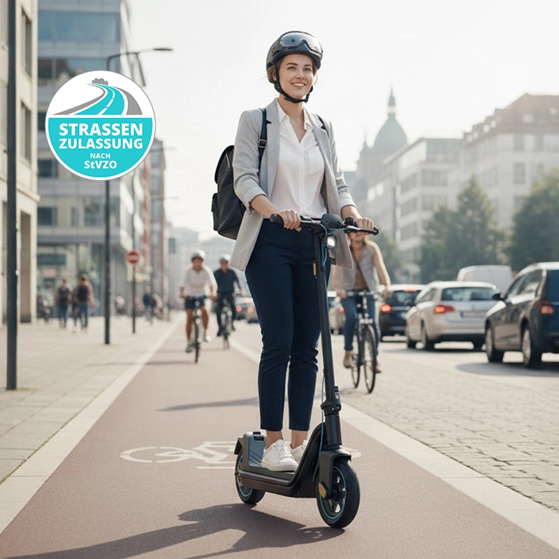 Eine Frau mit Helm fährt mit einem Odys ALPHA X5 PRO - E-Scooter mit einer Reichweite von 50 km auf einem städtischen Radweg, umgeben von Radfahrern und städtischen Gebäuden.