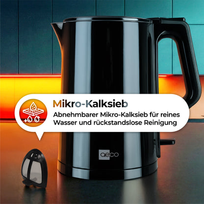 Der aeco AQA PRO Wasserkocher, ein schwarzer Wasserkocher mit herausnehmbarem Mikrokalkfilter, steht auf einer Theke mit einer modernen, farbigen Aufkantung. Der deutsche Text hebt die Filterfunktion hervor.