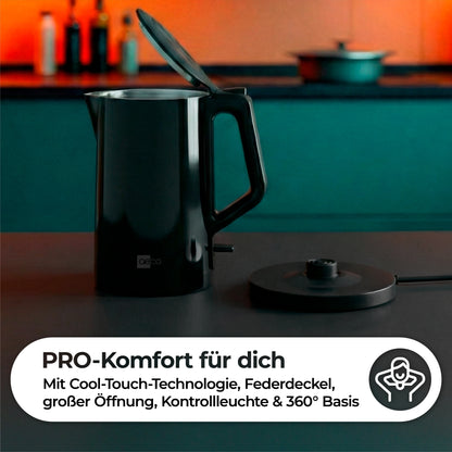 Der aeco AQA PRO Wasserkocher, ein schwarzer Wasserkocher mit offenem Deckel, steht neben seinem Sockel auf einem Küchentisch, während ein deutscher Text seine Eigenschaften hervorhebt.