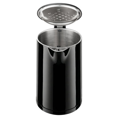 Der aeco AQA PRO Wasserkocher ist ein schwarzer, zylindrischer Edelstahl-Wasserkocher mit offenem Scharnierdeckel, der das Innere aus Metall zeigt.