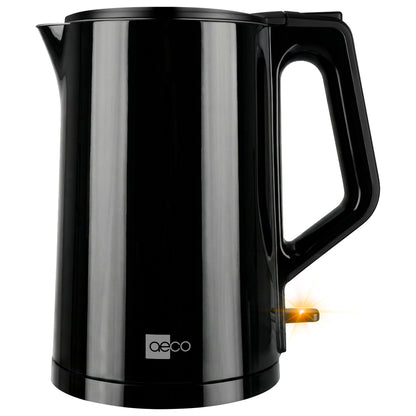 Der aeco AQA PRO Wasserkocher ist ein schwarzer Wasserkocher mit einem Griff und einer kleinen orangefarbenen Kontrollleuchte in der Nähe des Bodens, mit dem aeco-Logo auf der Vorderseite.
