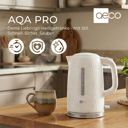 Der aeco AQA ONE Wasserkocher steht auf einer Küchentheke neben einer dampfenden Tasse, mit den im Bild gezeigten Produktdetails und Symbolen.