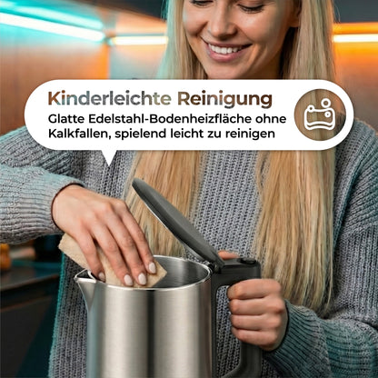 Eine Frau reinigt die Edelstahloberfläche des aeco AQA NEO Wasserkochers mit einem Schwamm in ihrer Küche und unterstreicht damit die einfache Reinigung.