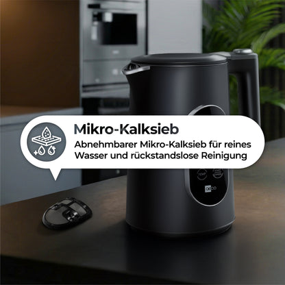 Der aeco AQA ELITE Wasserkocher, ein schwarzer Wasserkocher mit herausnehmbarem Mikrokalkfilter, wird auf einer Küchentheke mit hervorgehobenen Merkmalen in deutscher Sprache präsentiert.