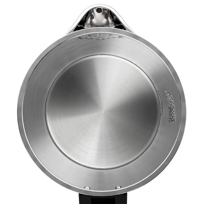 Draufsicht auf den aeco AQA ELITE Wasserkocher, einen leeren Edelstahlkessel mit sichtbaren Messmarken an der Innenwand.