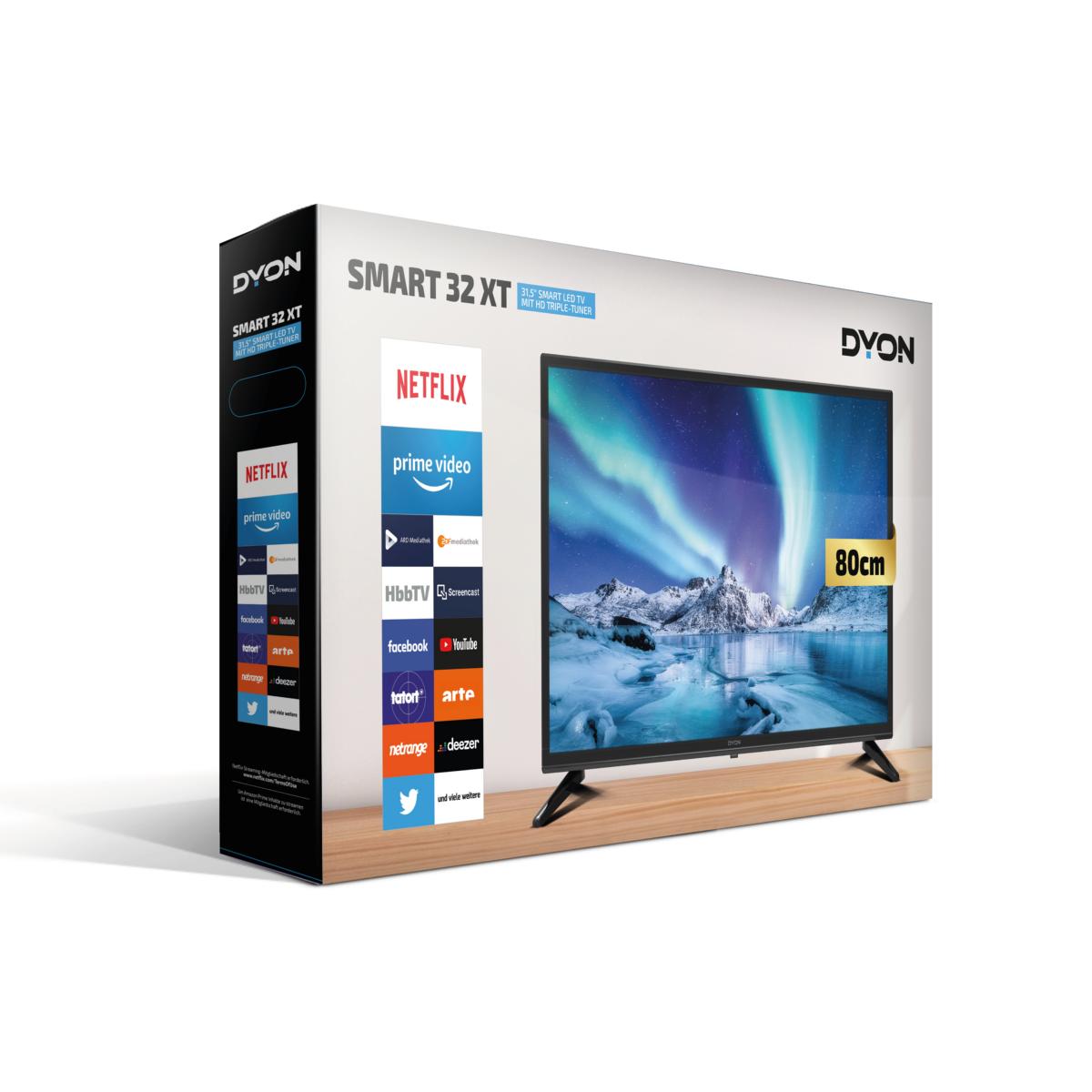 Der Dyon Smart 32 XT HD-Fernseher mit 80 cm Bildschirmdiagonale zeigt auf seiner Verpackung ein landschaftliches Bild, auf dem auch die Logos von Netflix und Amazon Prime Video abgebildet sind.