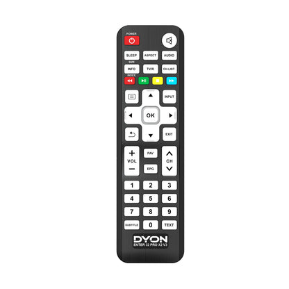Eine schwarze Dyon-Fernbedienung für den Enter 32 Pro X2 Standard-Fernseher (32 Zoll, 80 cm), mit weißen Tasten für Power, Lautstärke, Sender, Navigation, Zahlen und HD Triple Tuner-Funktionen, die auf einem weißen Hintergrund angezeigt werden.