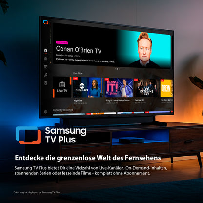 Ein Dyon Ultimax 32H-TI-WS (32 Zoll, 80 cm) Fernseher zeigt die Samsung TV Plus App mit Live- und On-Demand-Inhalten in einem modernen Wohnzimmer.