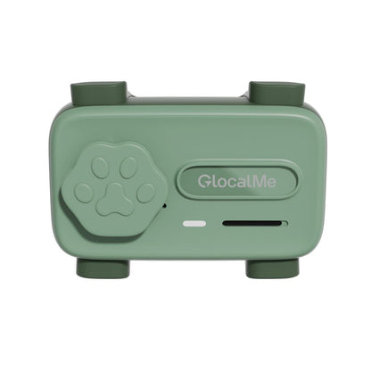 Das GlocalMe Petphone Green Modell T20 GLMT24A01 ist ein kompaktes, grünes, rechteckiges Gerät mit abgerundeten Kanten, das auf der linken Seite eine Taste in Form einer Pfote und auf der rechten Seite das GlocalMe-Logo aufweist.