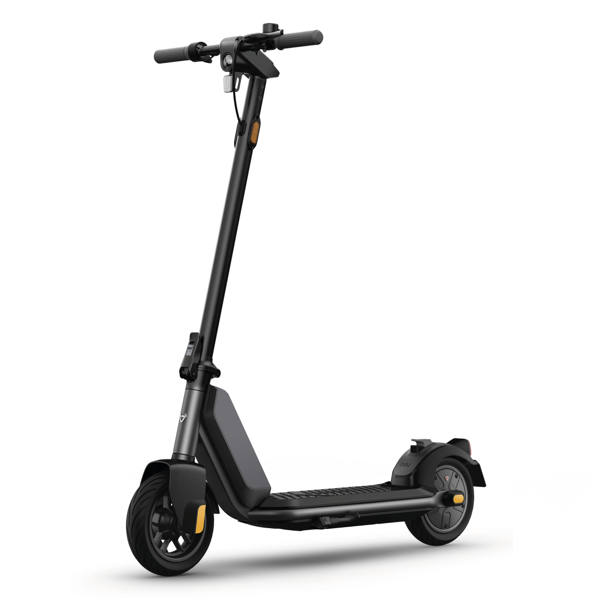 Der NIU KQi1 Pro E-Scooter mit seinem minimalistischen schwarzen Design, den einzelnen Vorder- und Hinterrädern, der Regenerationsbremse und der flachen Standplattform wird vor einem schlichten weißen Hintergrund präsentiert.