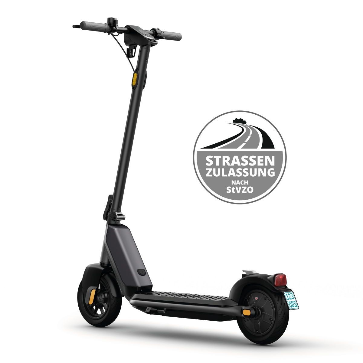 Der NIU KQi1 Pro E-Scooter in Schwarz mit Nummernschild erscheint neben einer Plakette mit der Aufschrift "STRASSEN ZULASSUNG NACH StVZO" mit einer Straßengrafik, die seine Reichweite und moderne Regenerationsbremse unterstreicht.