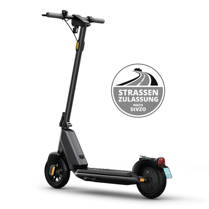 Der NIU KQi1 Pro E-Scooter in Schwarz mit Nummernschild erscheint neben einer Plakette mit der Aufschrift "STRASSEN ZULASSUNG NACH StVZO" mit einer Straßengrafik, die seine Reichweite und moderne Regenerationsbremse unterstreicht.