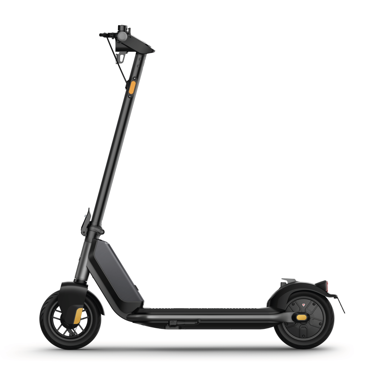 Der NIU KQi1 Pro E-Scooter in Schwarz zeichnet sich durch einen schlanken Rahmen, einen aufrechten Lenker und kleine Räder aus, hier im Seitenprofil. Er bietet optimale Reichweite und verfügt über eine Regenerationsbremse für effiziente Energienutzung.
