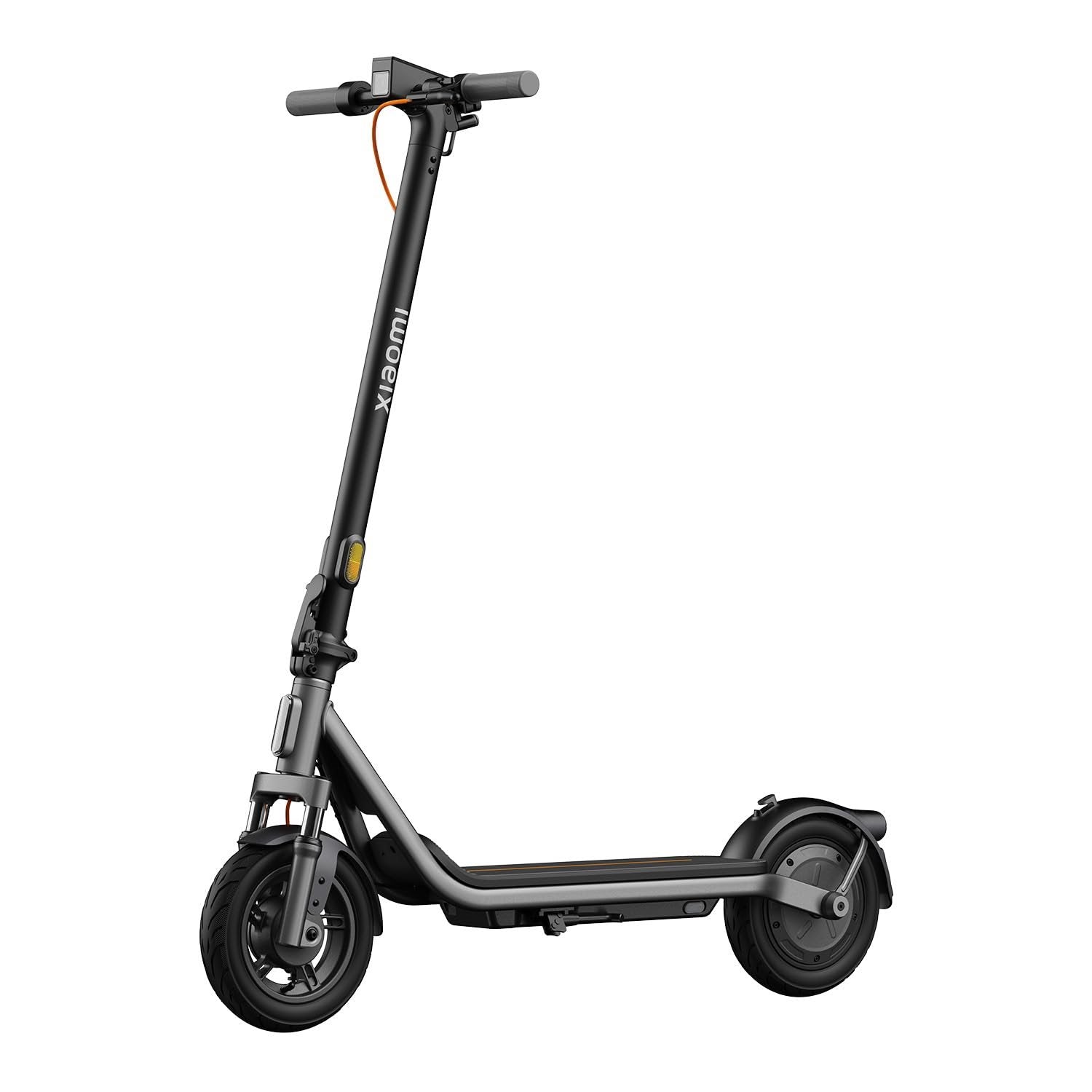 Der Xiaomi Electric Scooter 6 Lite DE ist ein schwarzer Scooter mit einem Stehdeck, Lenker und großen Rädern. Auf der vertikalen Säule ist "Xiaomi" zu sehen.