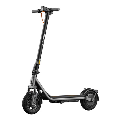 Der Xiaomi Electric Scooter 6 Lite DE ist ein schwarzer Scooter mit einem Stehdeck, Lenker und großen Rädern. Auf der vertikalen Säule ist "Xiaomi" zu sehen.