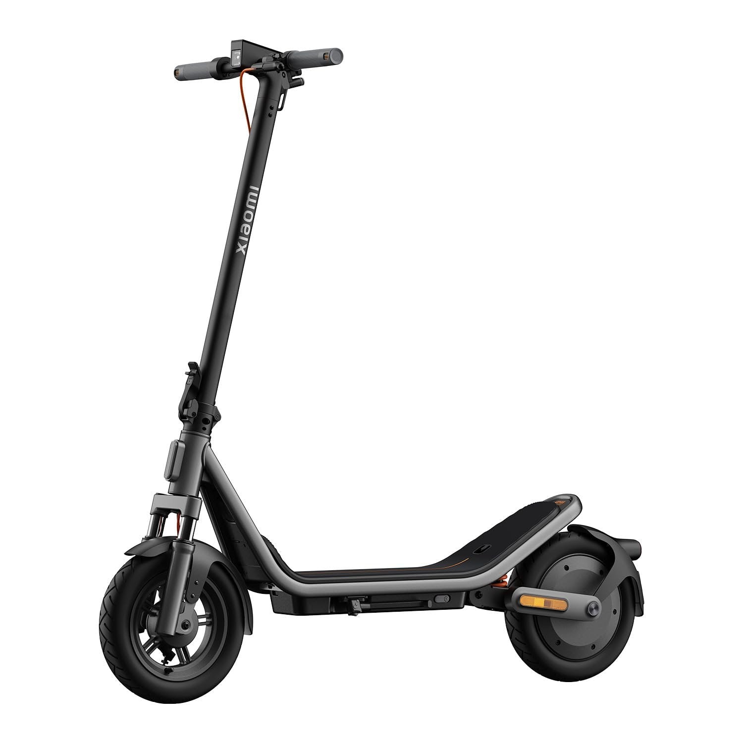 Der Xiaomi Electric Scooter 6 DE ist ein schwarzer Scooter mit einem breiten Deck, Vorder- und Hinterrädern, Lenker und Seitenreflektoren am Hinterrad.